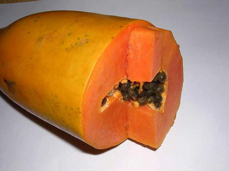 Zralá papája nakrájená na polovinu s viditelnými semínky.