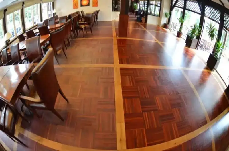 Výsledná renovace parket v interiéru po úpravách.