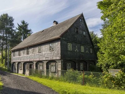 Tradiční dřevěný dům s podstávkou v přírodním prostředí