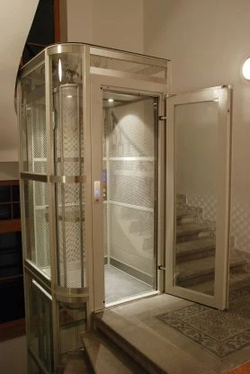 Domácí výtah s otevřenými dveřmi ukazuje dokončenou instalaci.
