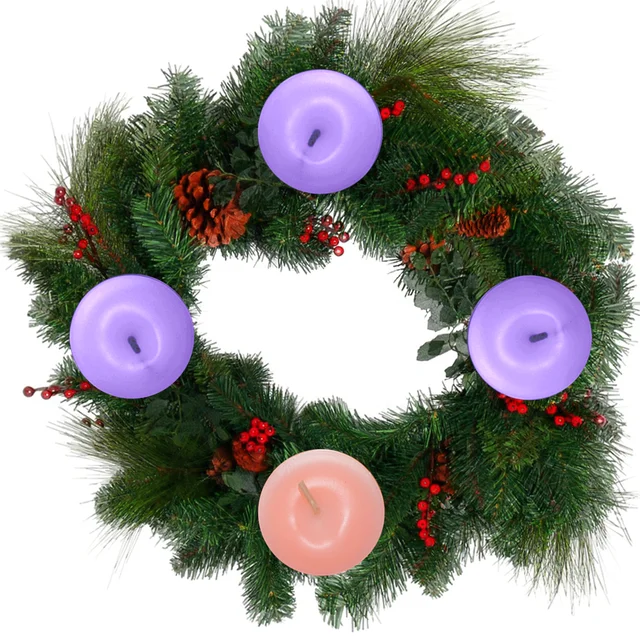 Adventní věnec se svíčkami na bílém pozadí