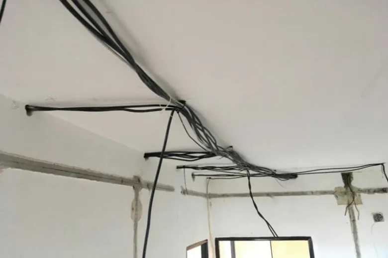 Přehnané elektrické kabeláže v panelovém bytě během rekonstrukce.