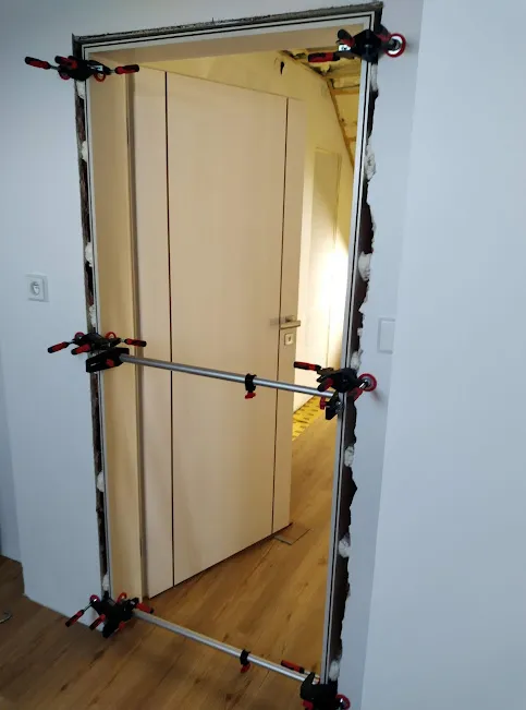 Montáž obložkové zárubně pomocí stahovacích kleští