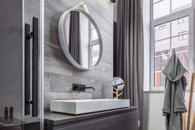 Moderní koupelna po renovaci s umyvadlem z keramiky
