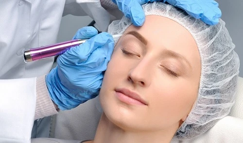 Žena dostává péči o obočí v kosmetickém salonu.