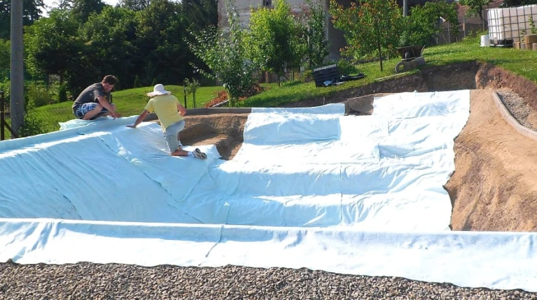 Instalace pláště pro přírodní jezírko v zahradě
