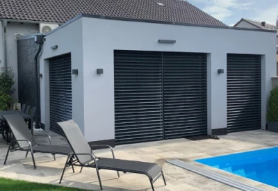 Venkovní žaluzie na garáži moderního domu s bazénem