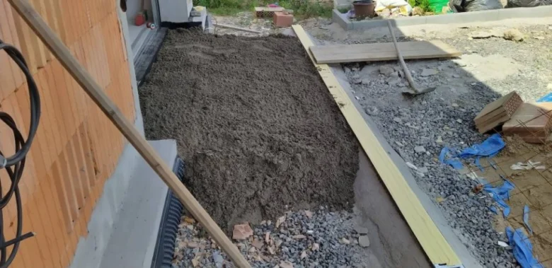 Příprava betonového nájezdu do garáže s dřevěnými formami