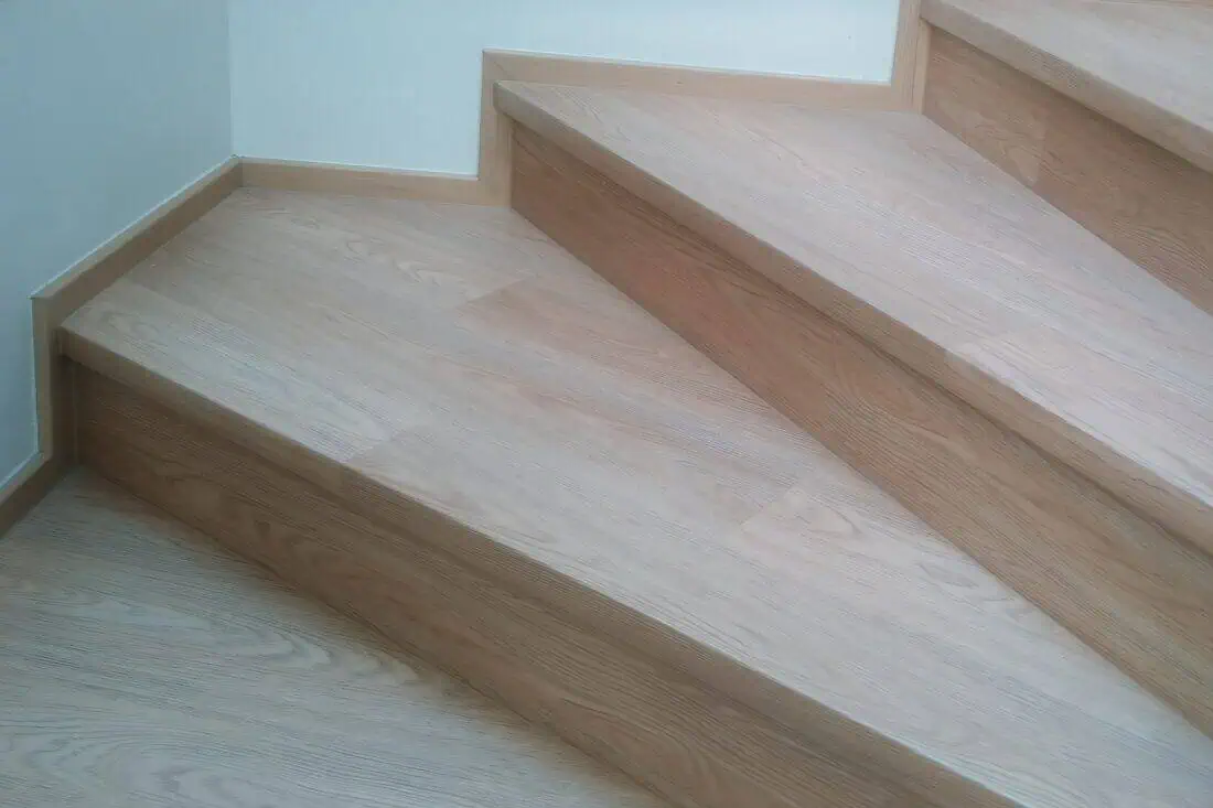 Dřevěné schody po obložení, dokončený výsledek
