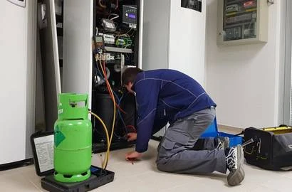 Technik provádí revizi tepelného čerpadla s plynovou bombou