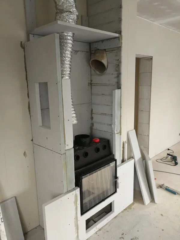 Instalace krbové vložky s ocelovým potrubím a dřevěnou obložkou