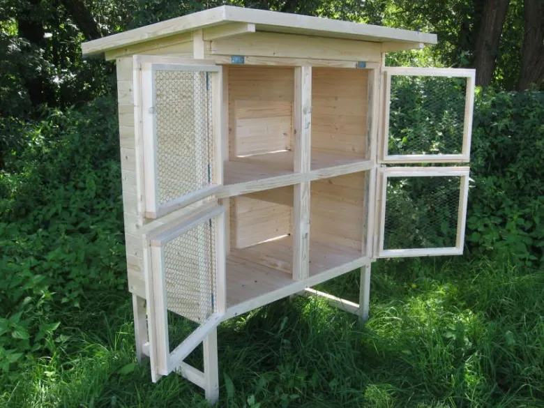 Dřevěný králičák pro chov holandských králíků venku.