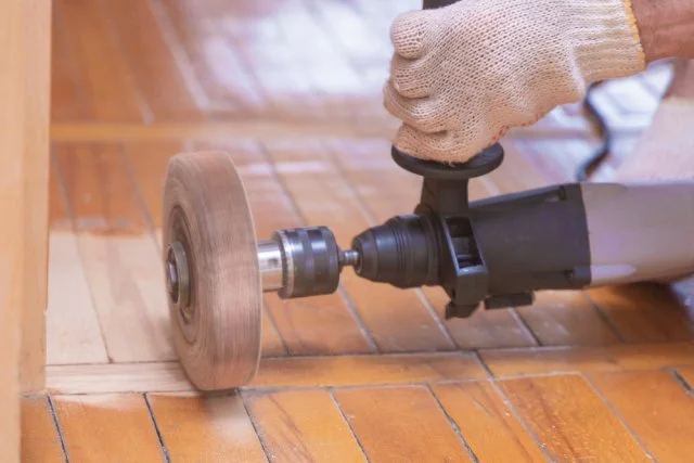 Renovace parket: ruční bruska na dřevěné podlaze.