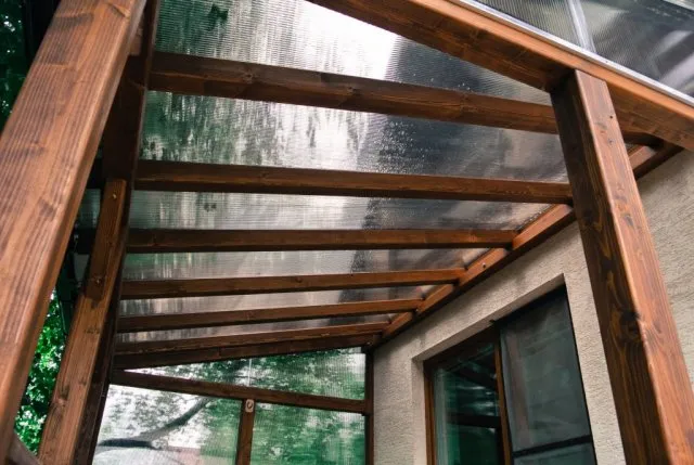 Dřevěné zastřešení terasy s průhlednými panely