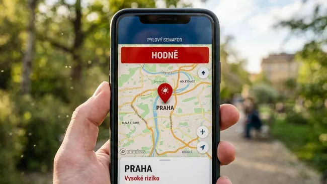 Smartphone s aplikací ukazující vysoké riziko znečištění vzduchu v Praze.