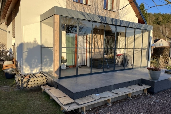 Dokončená zasklená pergola přistavěná k domu