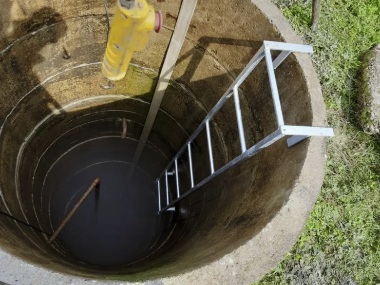 Studna s žebříkem a zařízením pro dezinfekci vody