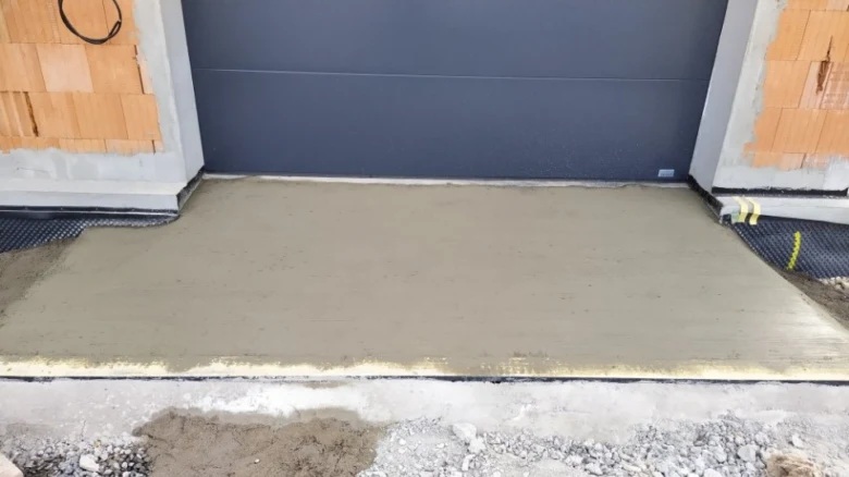 Nově zhotovený betonový nájezd do garáže