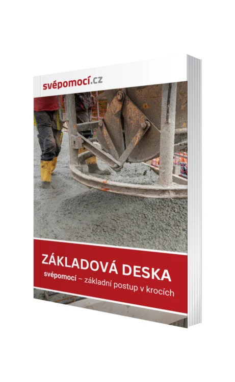 Pracovník nalévá beton do bednění základové desky