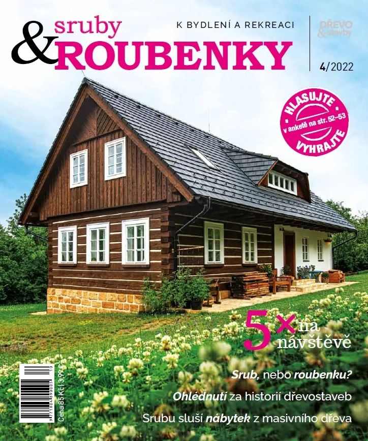 Tradiční roubená stavba z dřeva na trávníku.