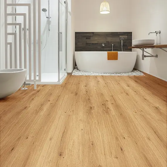 Koupelna s dřevěným laminátem na podlahové topení