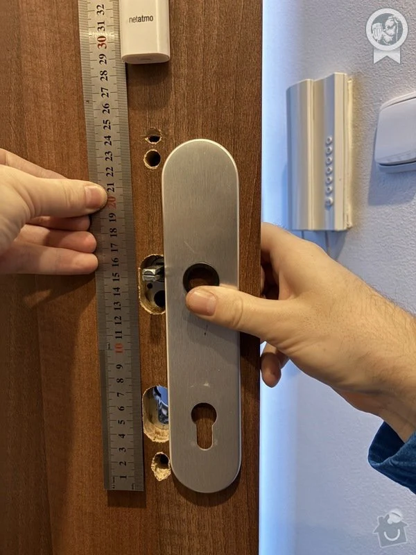 Instalace zámku do dveří s měřicí páskou
