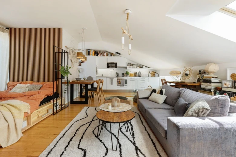 Moderní interiér s šedou pohovkou a dřevěným stolem v lofts.