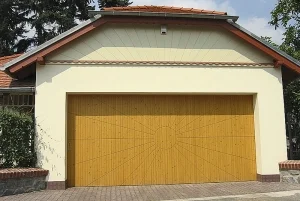 Dřevěná garáž s dřevěnými vraty na rodinném domě