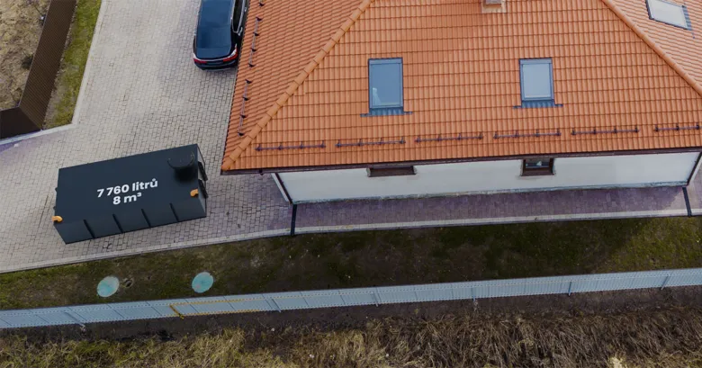 Nádrž na dešťovou vodu 8 m³ u domu z ptačí perspektivy