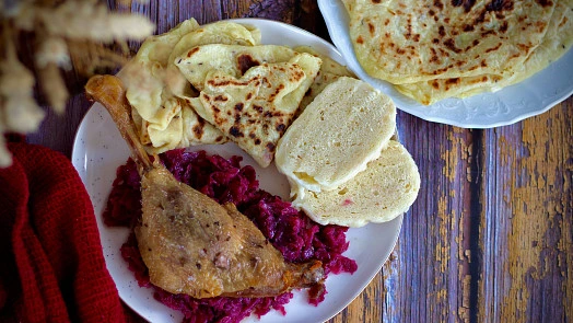 Tradiční český pokrm s kachnou, bramborákem a červenou kapustou.