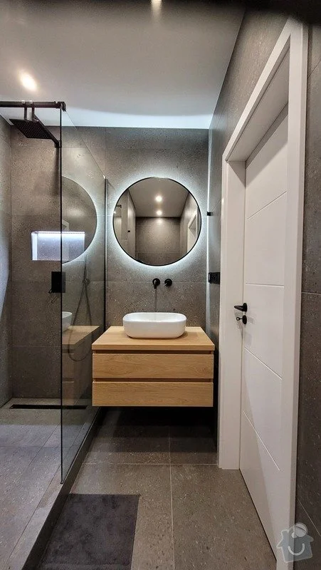 Moderní koupelna po renovaci bez bourání s dřevěnou vanou.