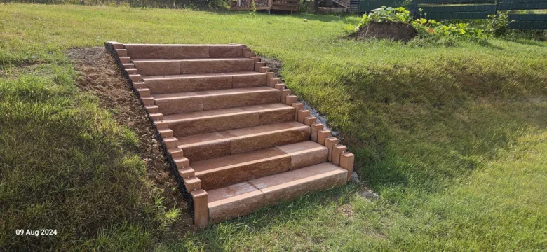 Dokončené venkovní betonové schody na trávníku