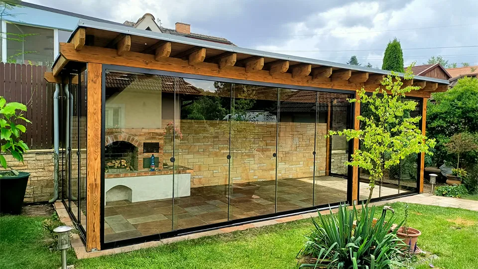Dokončená pergola se skleněným zasklením v zahradě