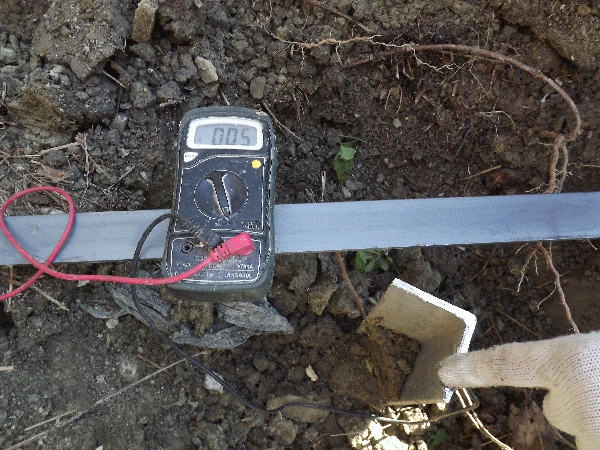 Multimetr měří odpor uzemnění v zemi s elektrodou.