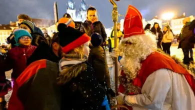 Svatý Mikuláš s dětmi na náměstí večer