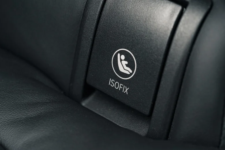 Značka ISOFIX na opěradle autosezení pro dětskou sedačku.