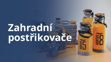 Různé typy zahradních postřikovačů na stole pro výběr.
