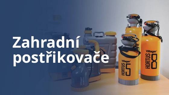 Různé typy zahradních postřikovačů na stole pro výběr.