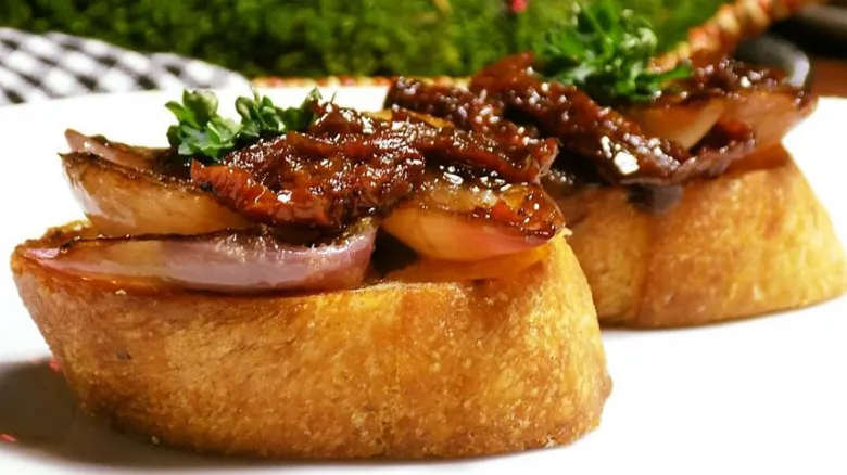 Grilovaná šalotka a cibule na toastu s bylinkami