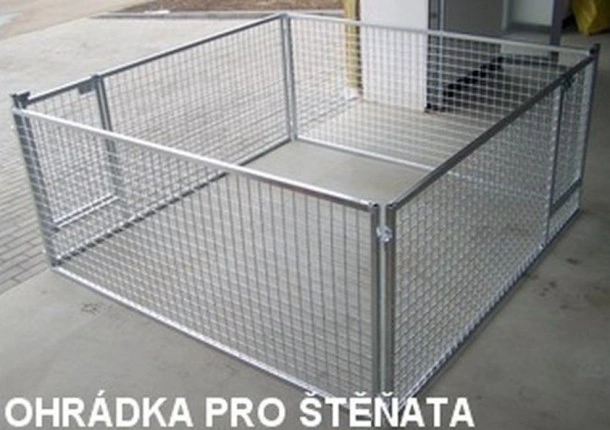 Ohrádka pro štěně z drátěné sítě na betonové podlaze.