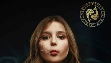 Dívka fouká bublinky s obrázkem znamení Ryb v rohu.