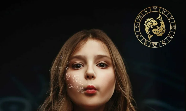 Dívka fouká bublinky s obrázkem znamení Ryb v rohu.