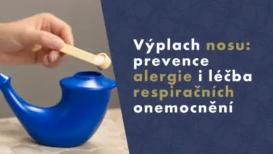 Ruka nalévá solný roztok do modrého nosního zavlažovače.