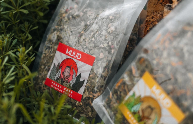 Dva sáčky sušené yerbamate mezi zelenou vegetací.