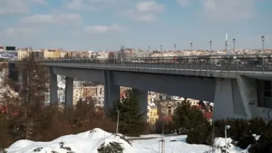 Nuselský most s betonovými pilíři nad sněhem ve městě