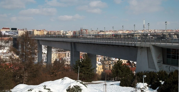 Nuselský most s betonovými pilíři nad sněhem ve městě