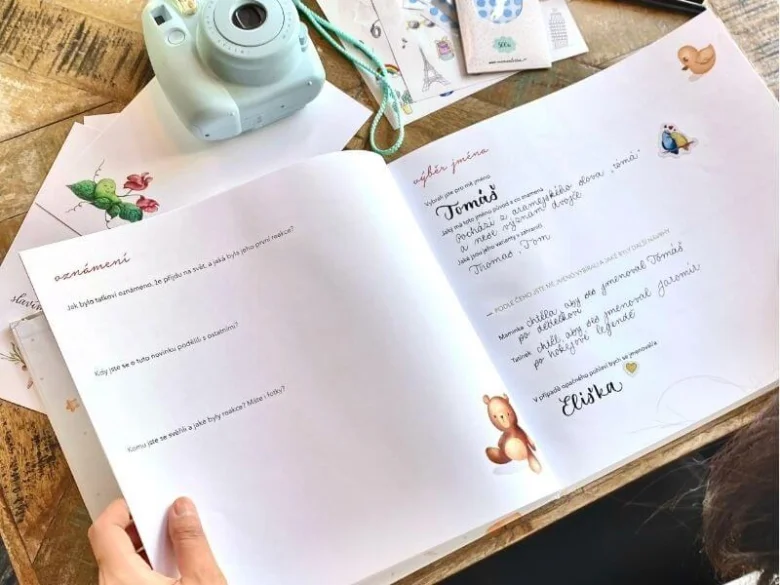 Otevírání knihy pro výběr jména dítěte s českým textem.