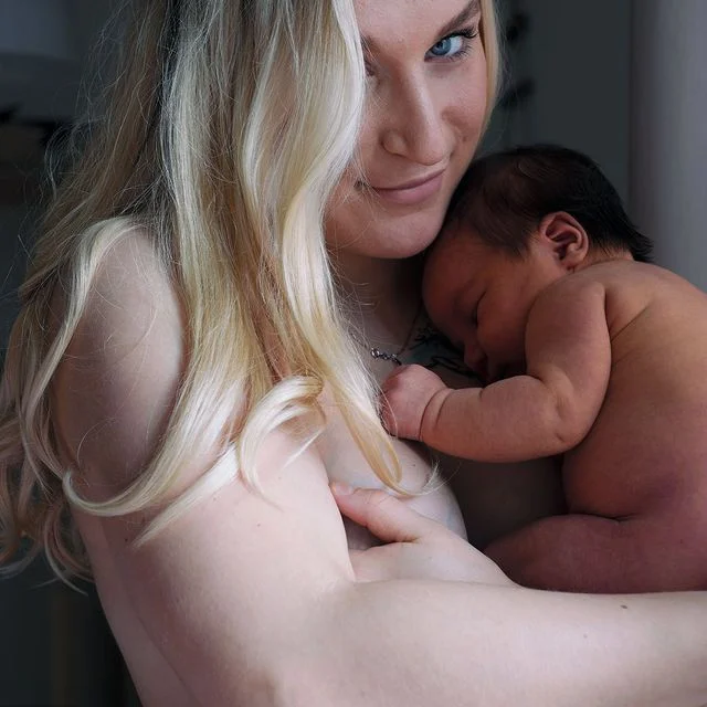Matka kojí své novorozence v intimitě doma.