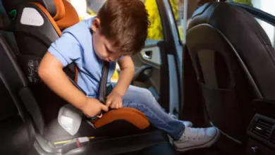 Dětský bezpečnostní systém s viditelným označením ISOFIX v autě.