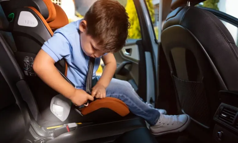 Dětský bezpečnostní systém s viditelným označením ISOFIX v autě.